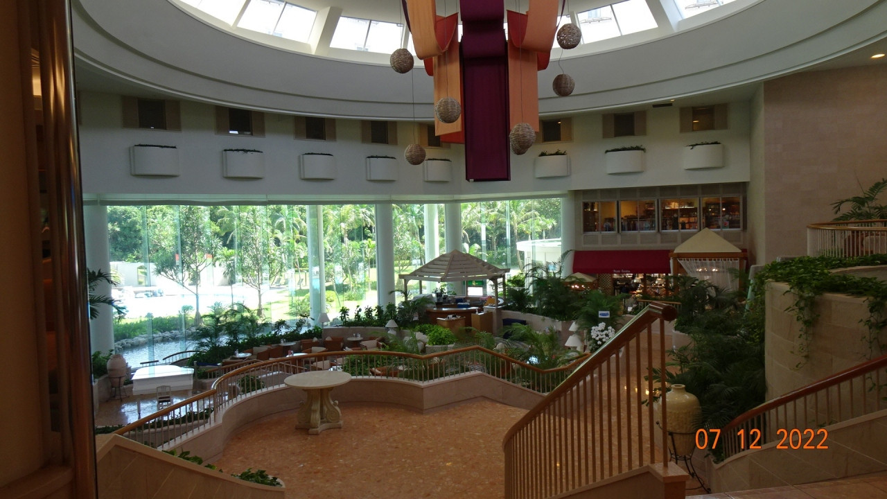 ロビーにあるカフェも空間が広々としてますのでゆったり過ごせま