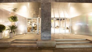 施設の正面 (日没後) / 1