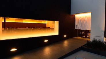 施設の正面 (日没後) / 1