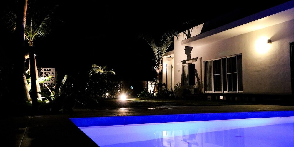 施設の正面 (日没後)