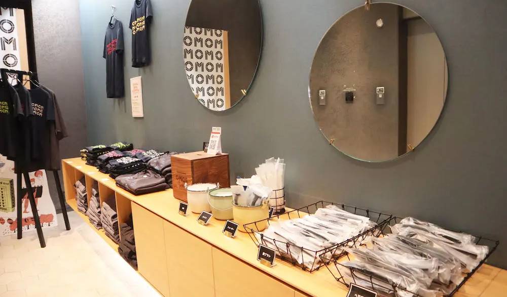 フロントの横にはアメニティやルームウェアが並んでいます。お部屋にあるのはタオルやシャンプー類なので、ここで必要な物をゲットしましょう。