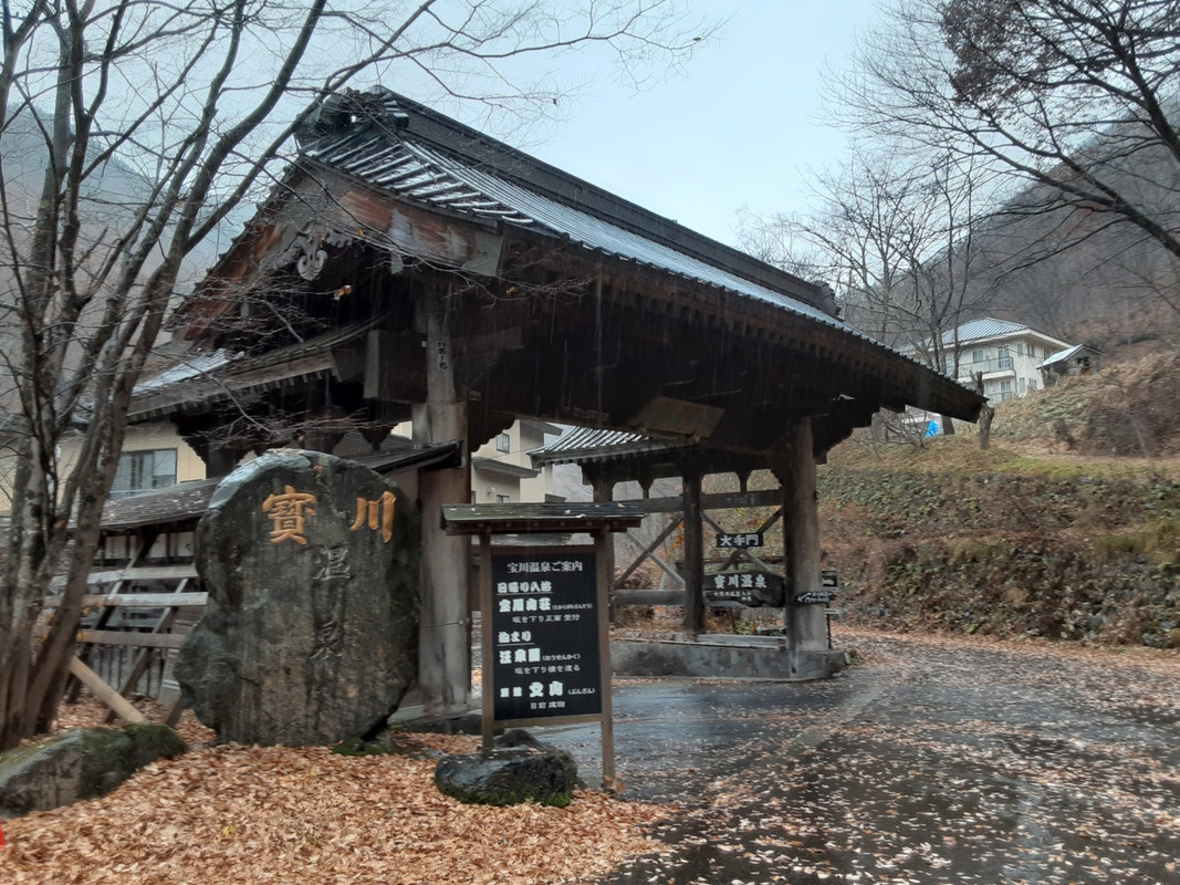 此方の門から坂を下って受付です