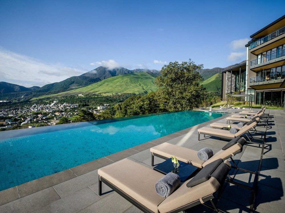 ロマンチックなナイトプールでシャンパン片手に大人の時間を♡4246825