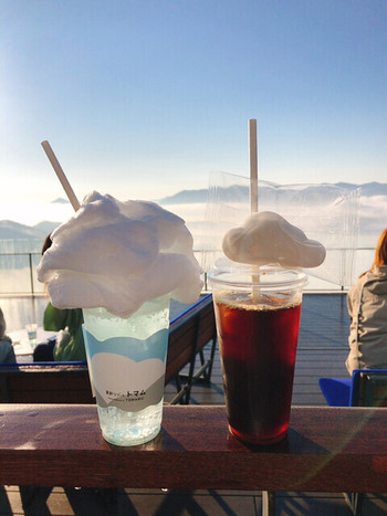 「雲Cafe」 ドリンク 157624177 【左】雲海ソーダ 【右】雲海コーヒー(アイス)