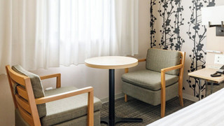 ダブルルーム クイーンベッド 1 台 喫煙可