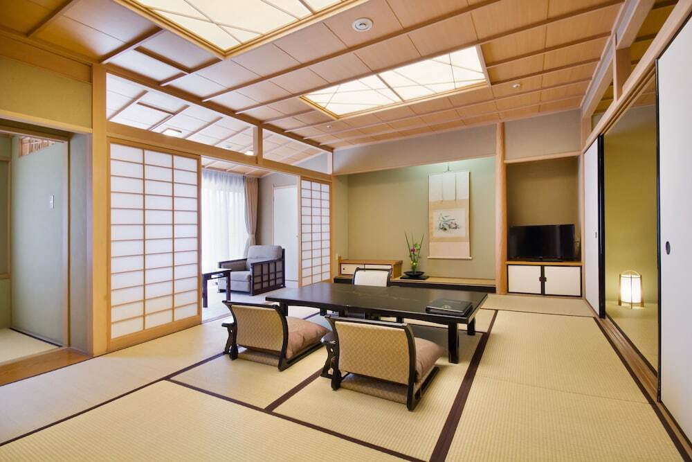 夏には松山城が見える屋内プールがオープン。夏目漱石も泊まった老舗宿4003066