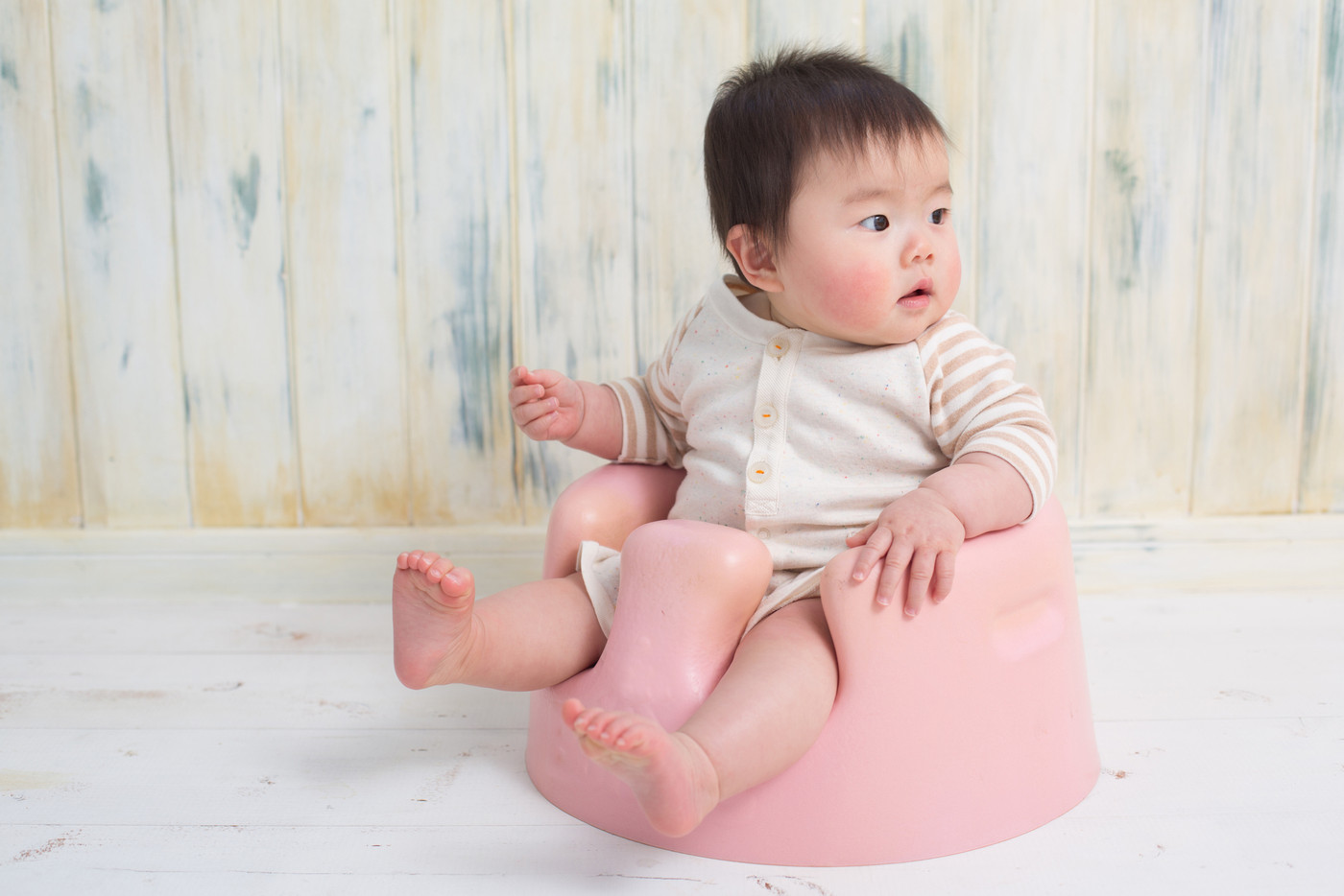お座りする赤ちゃん