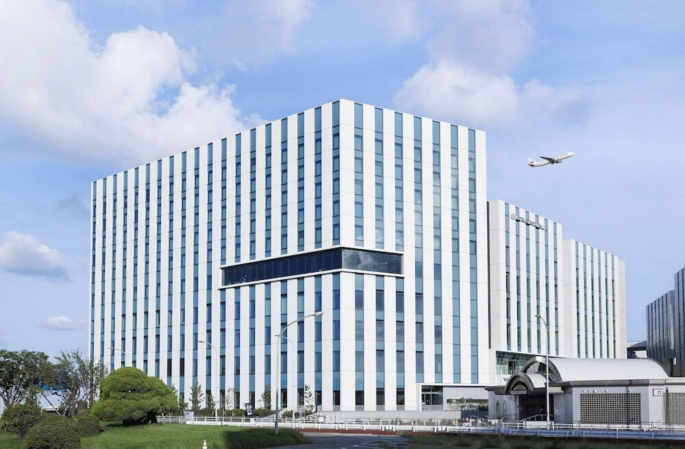 天空橋駅とホテル外観