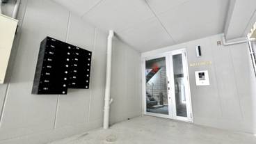 施設の入り口 / 2