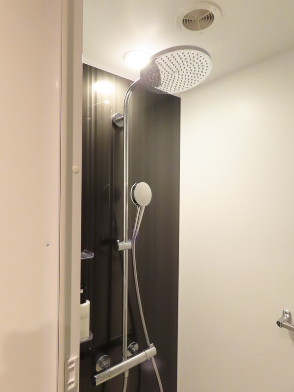 シャワールーム（バスタブはありません）