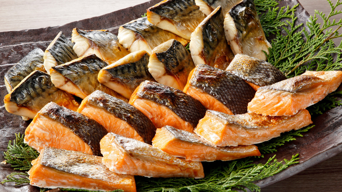 朝食ブッフェ 厚切り塩鮭・鯖