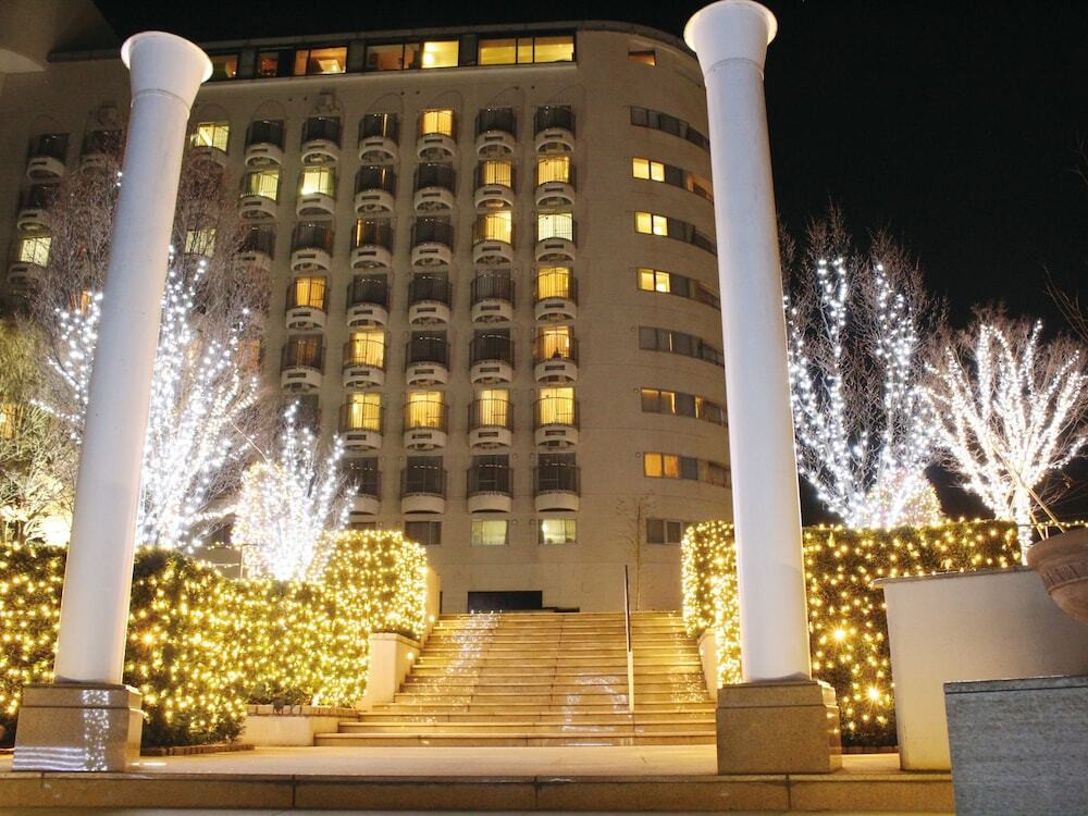 施設の正面 (日没後)