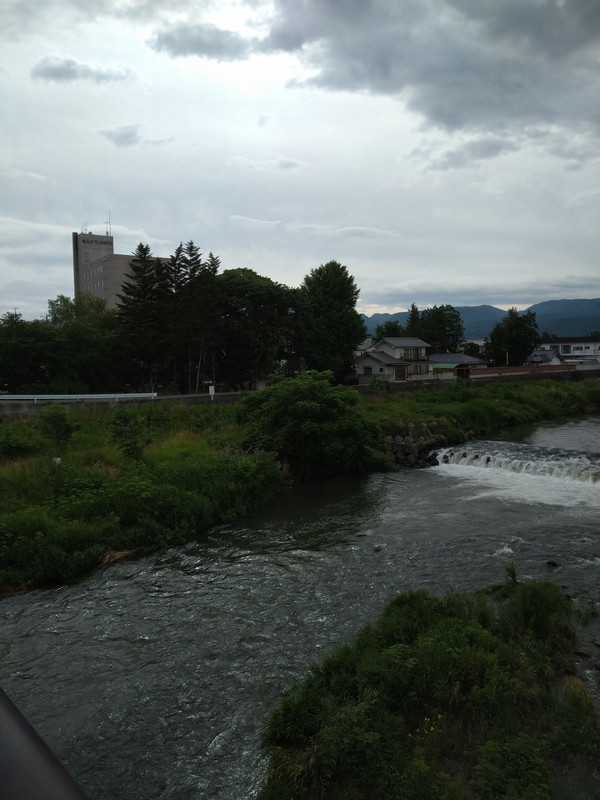 野沢橋（千曲川）から望むホテル外観