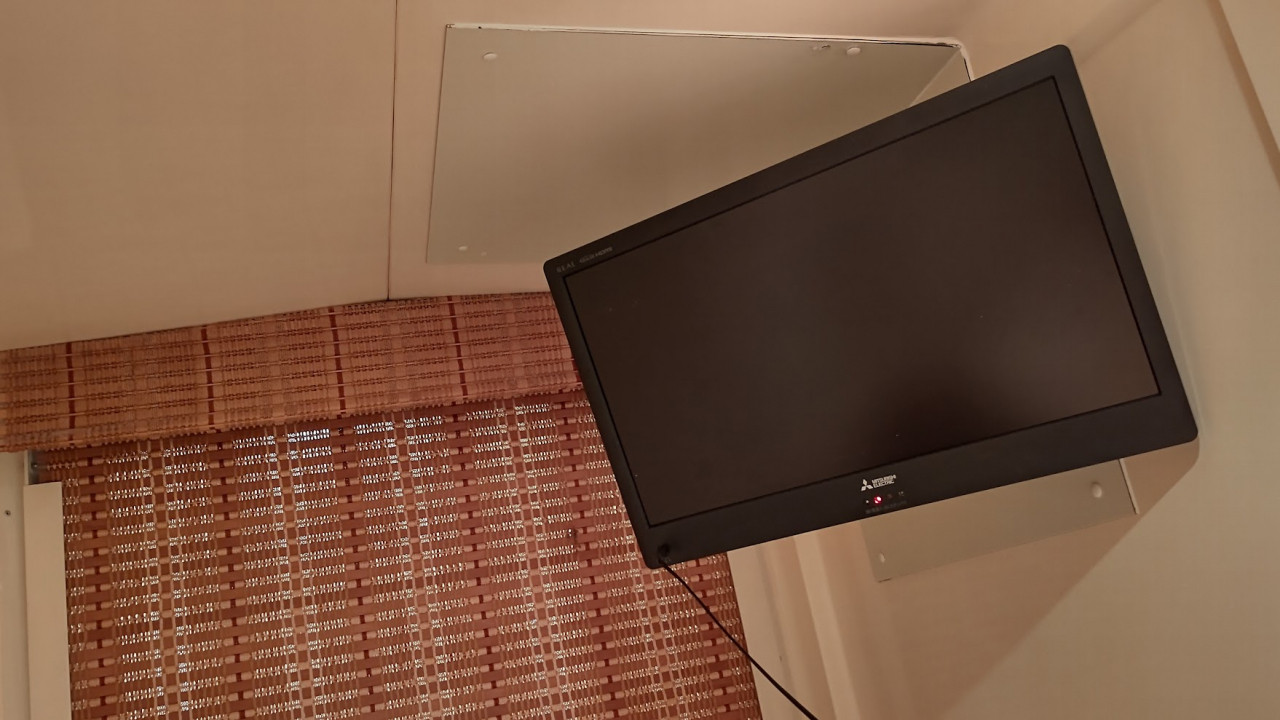 カプセルのカーテンを下した内側