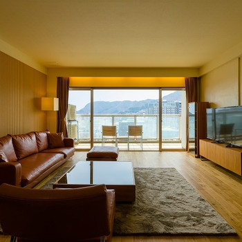 コンドミニアム型のホテルで、バルコニーからの夜景を愉しむ3391075