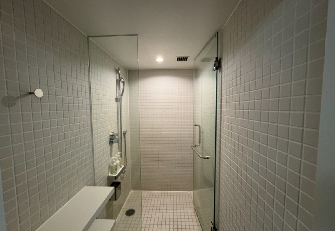 シャワーブース　荷物置きのスペースが広い