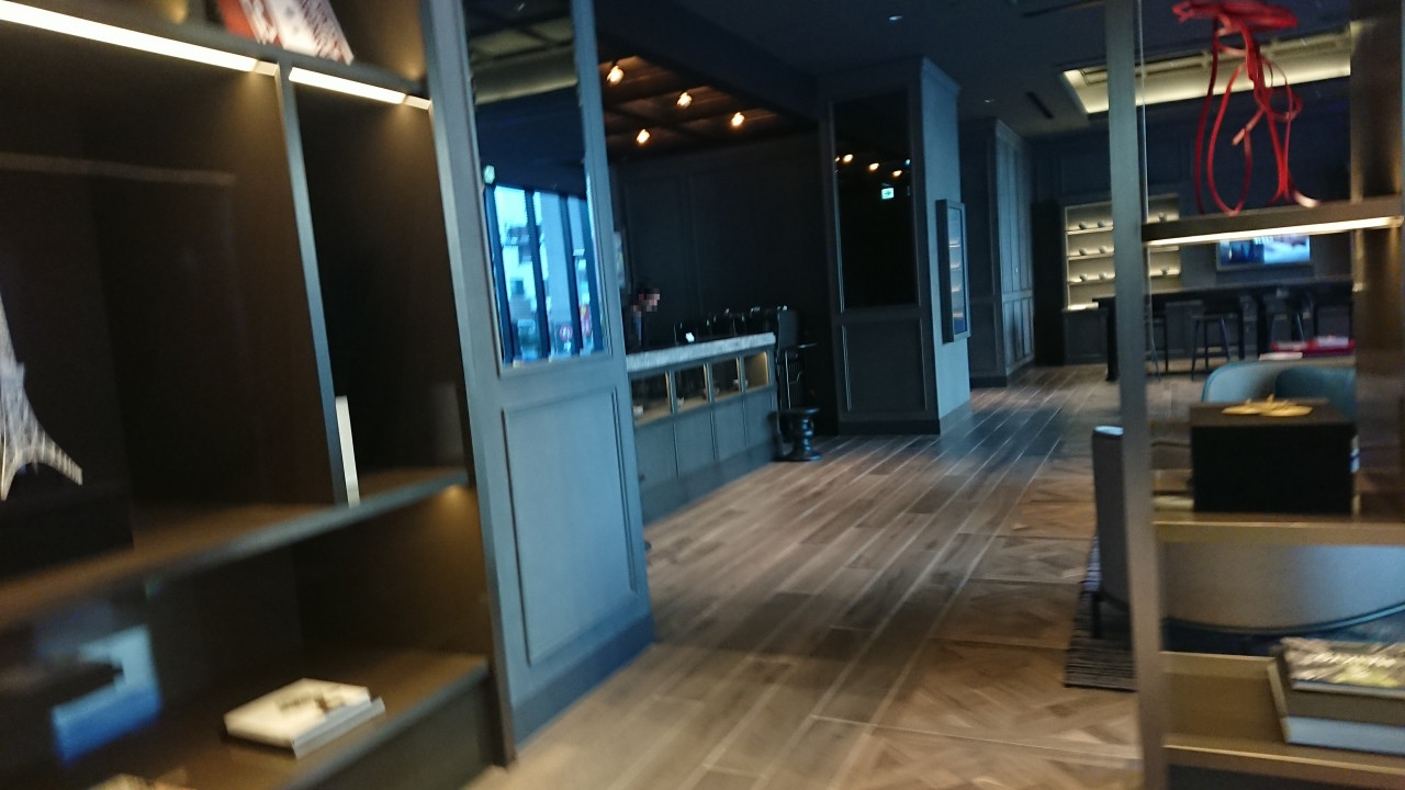 フロントデスクは右手側。21世紀のメルキュール感が溢れている