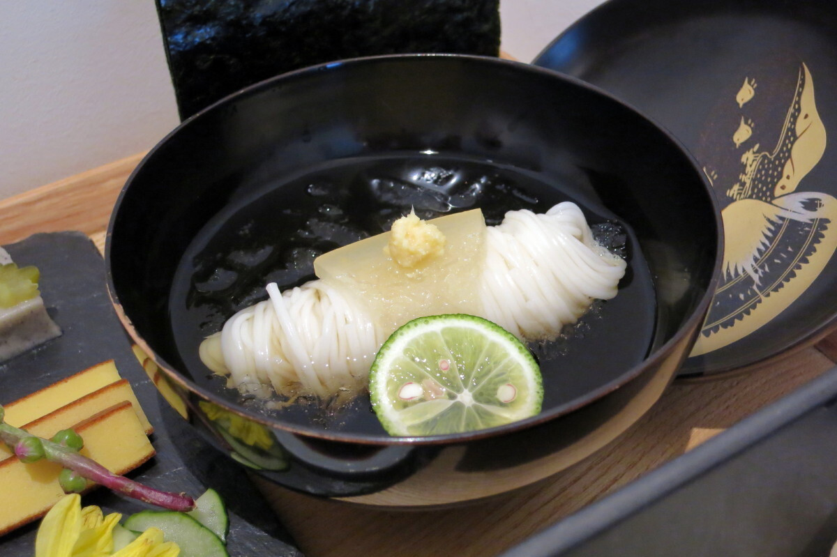 「AWOMB」料理 644305 手織り寿し膳（吸い物、2014年8月）