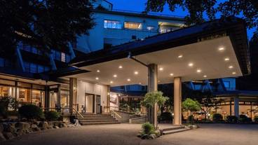 施設の正面 (日没後) / 2