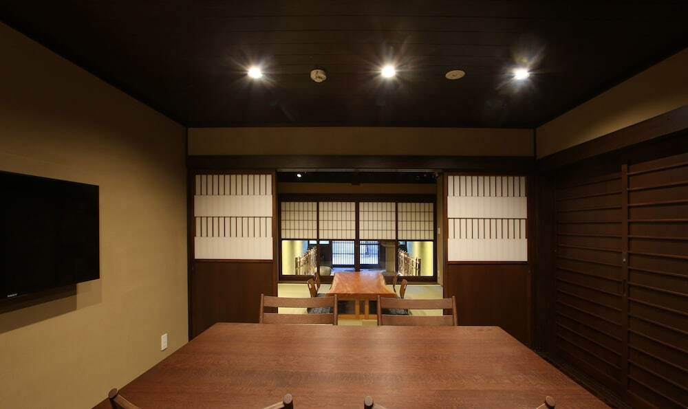 客室内のダイニングエリア