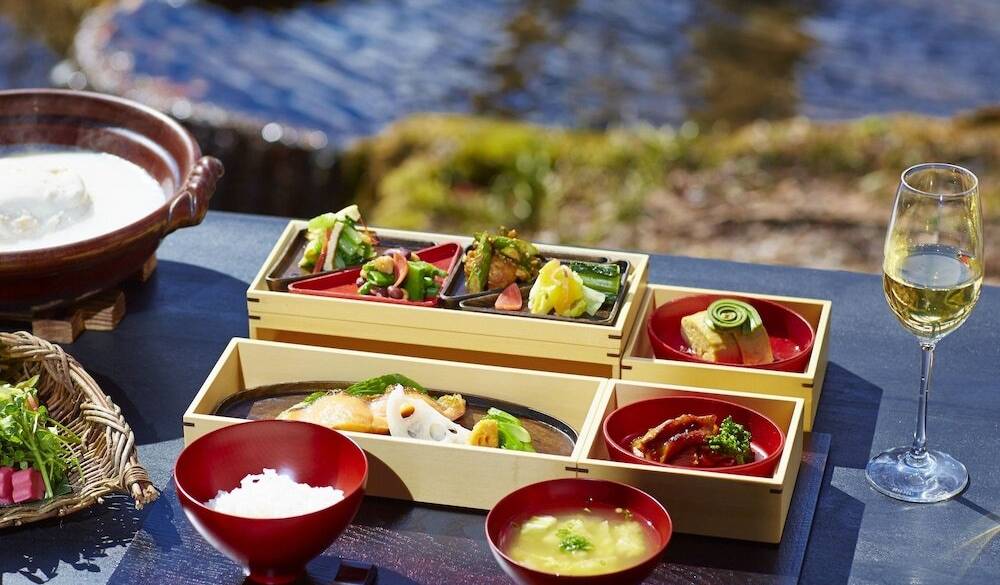 棚田を眺めながら
丁寧な和朝食を / 1