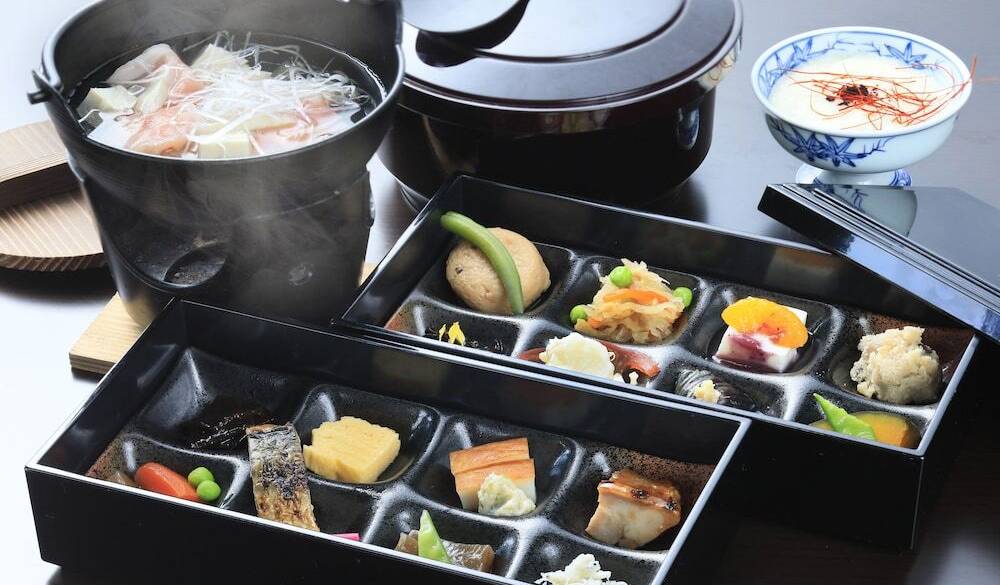 彩り豊かな小鉢に
ご飯が進む朝食 / 1