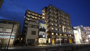 施設の正面 (日没後) / 3