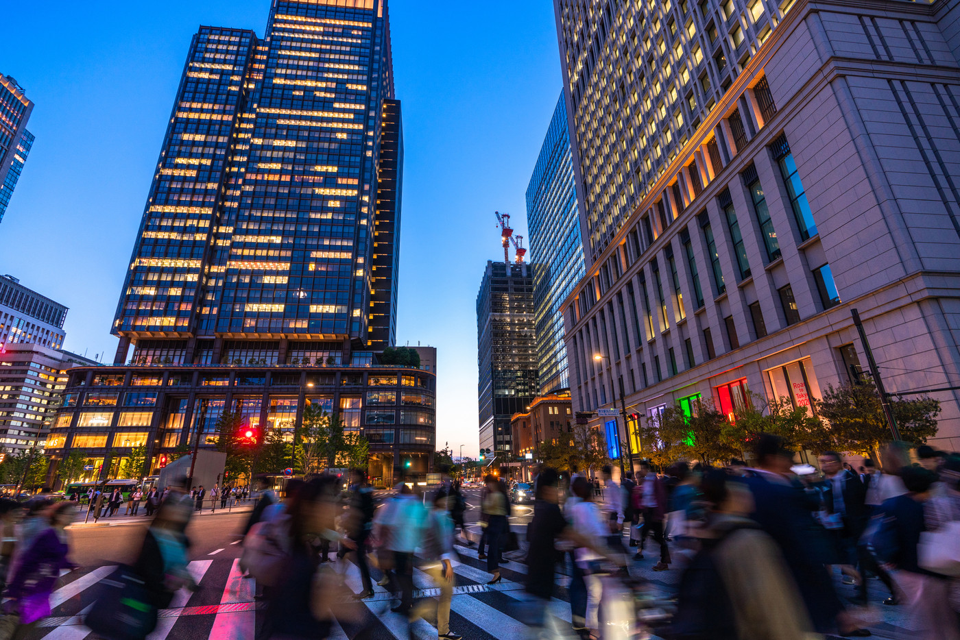 《東京都》丸の内・帰宅するビジネスマン