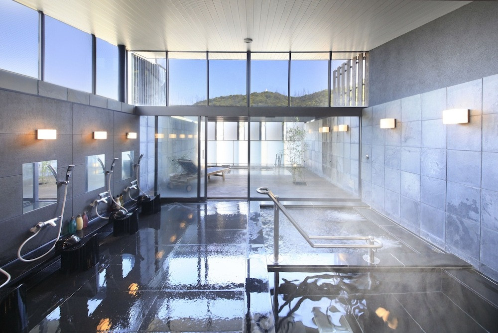 海を眺める露天風呂で癒されて。美しい創作料理が自慢の宿4375964