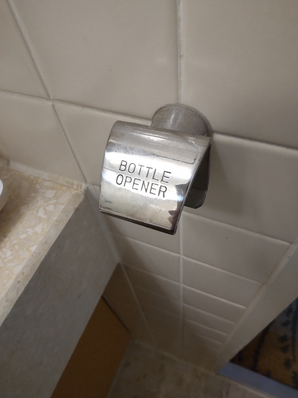 バスルームに栓抜きw