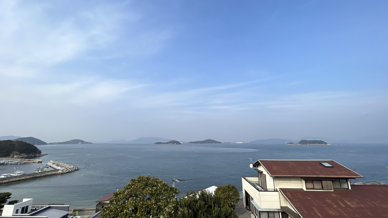 昨日行った女木島、男木島も見えています。