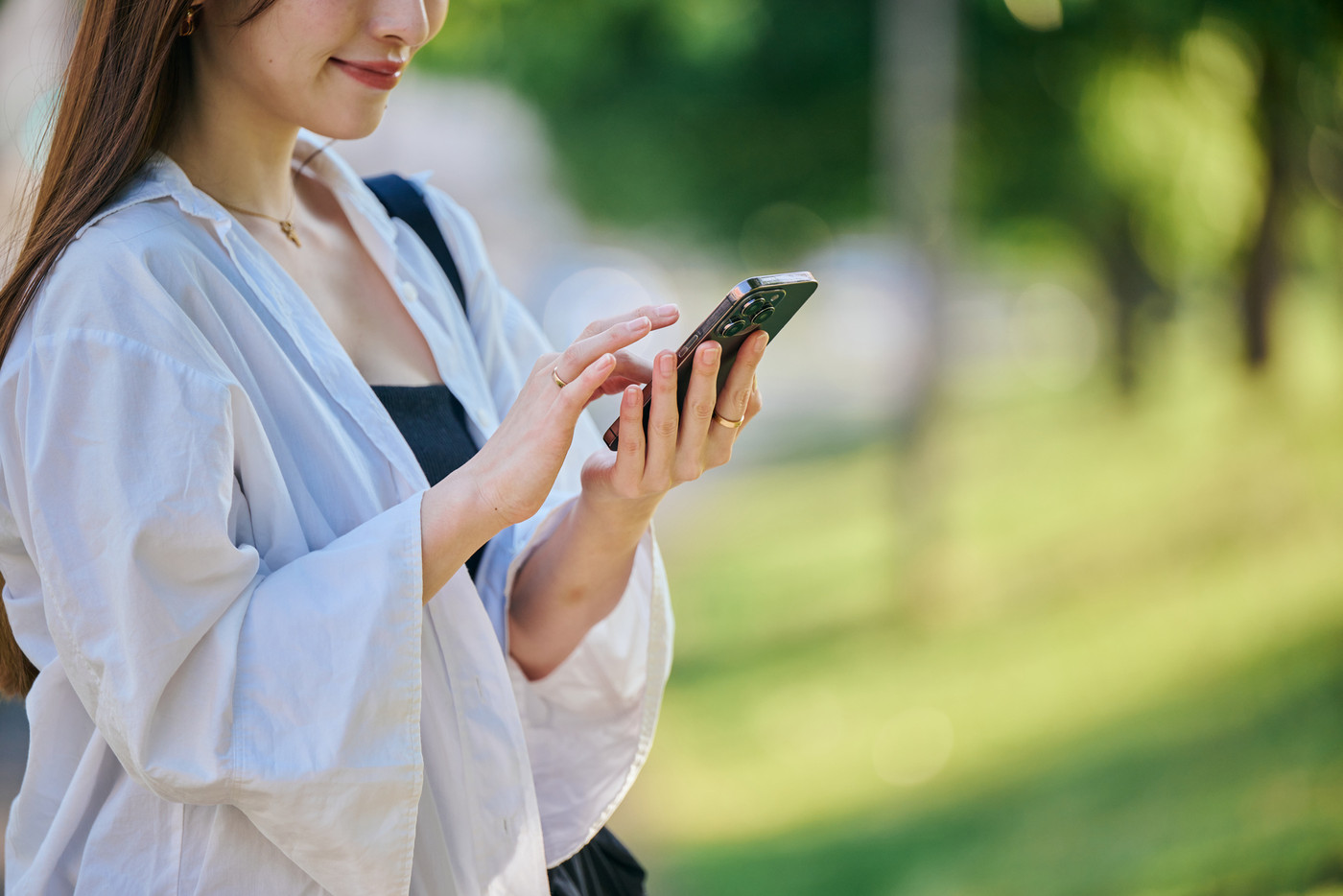 スマホを操作する若い女性