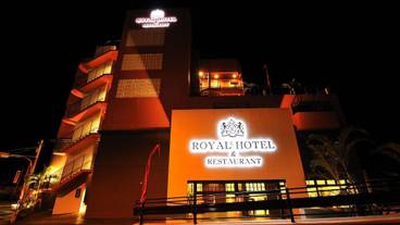 施設の正面 (日没後) / 2