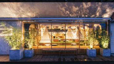 施設の正面 (日没後) / 1