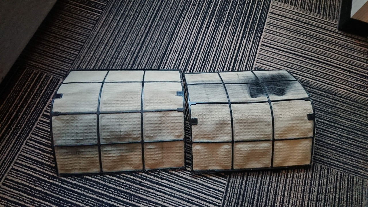 エアコンフィルター。喫煙室タバコ臭の原因の一つ