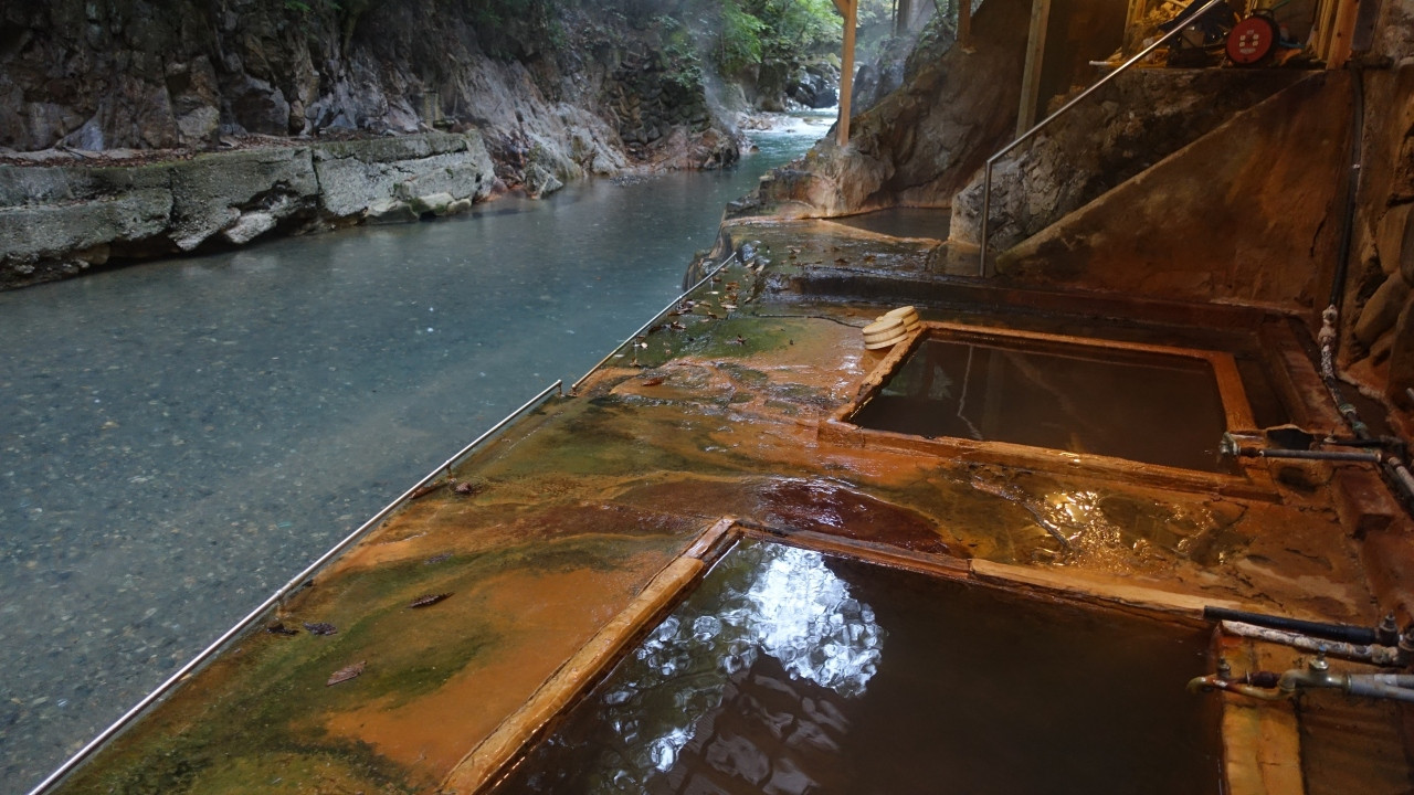 湯船回りに結晶した温泉成分