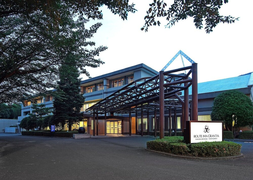 施設の正面 (日没後)