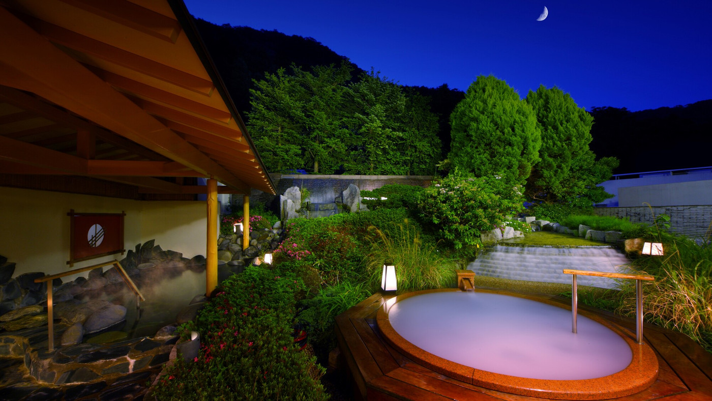 花と緑に囲まれた大浴場で温泉ざんまい♪3634043