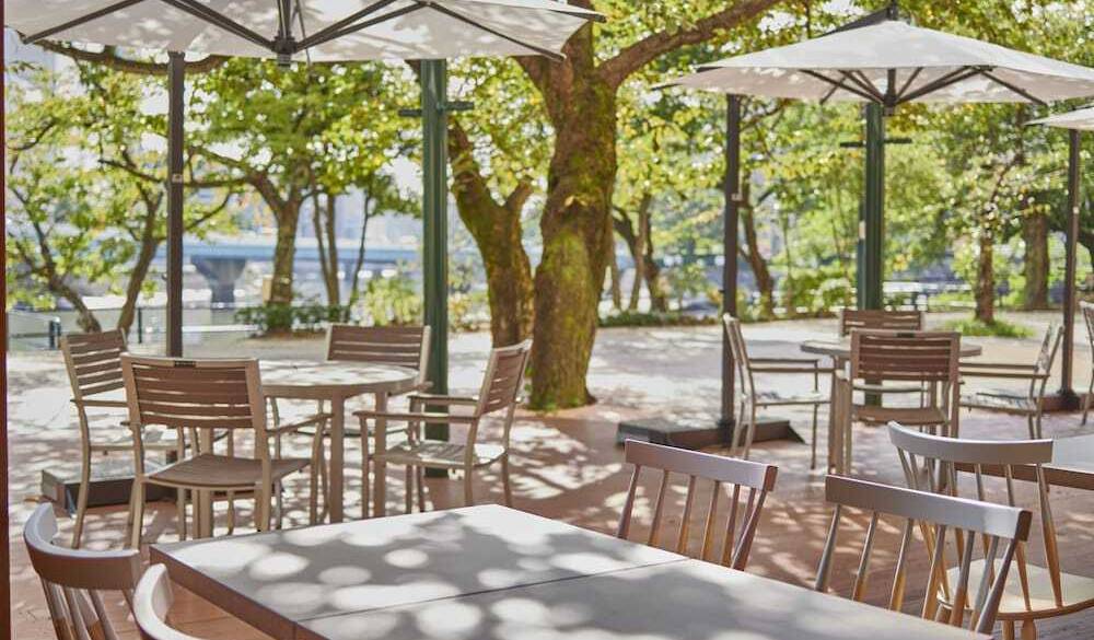 川のせせらぎを感じるテラス席 / 1