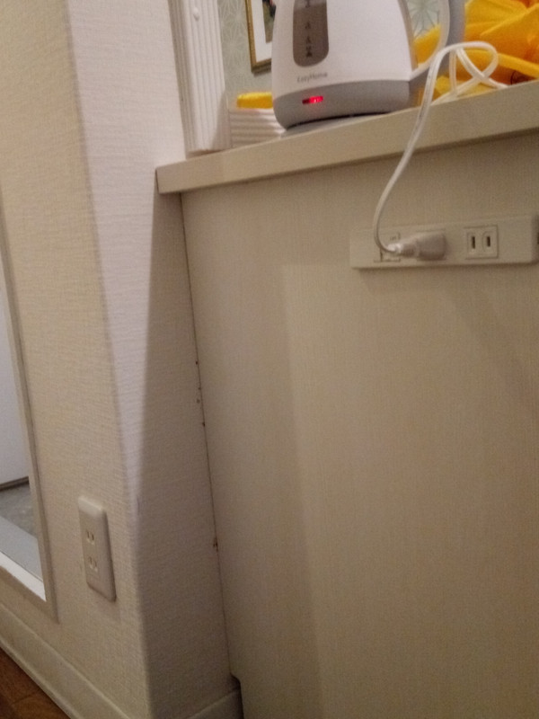 コンセント。デスク脇と浴室入口付近
