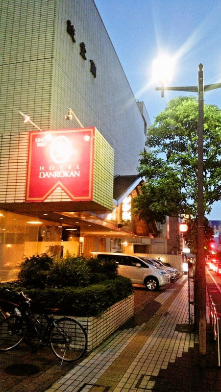 施設の正面 (日没後)