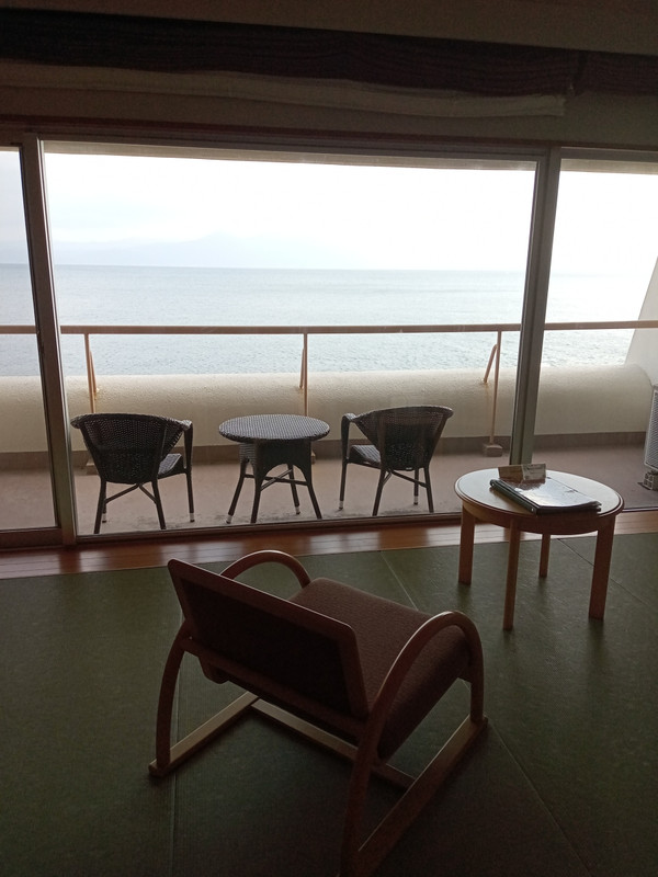 広い窓が開放的です