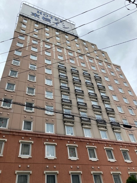 そびえ立つ巨大なビルディングです。