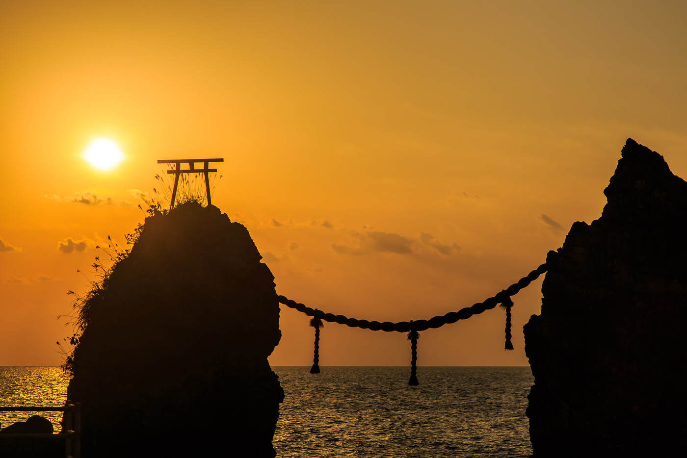 野母崎　夫婦岩の夕陽　【長崎市】