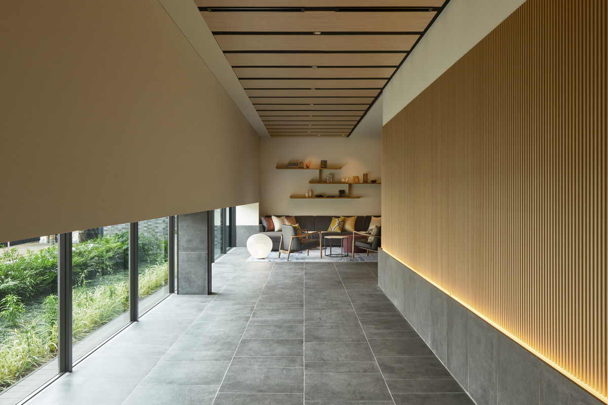 エレベーターホールからロビーへ向かう廊下