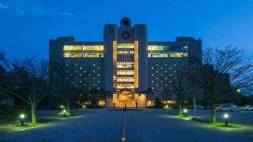 施設の正面 (日没後) / 3