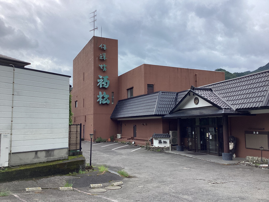 建物。　入り口フロントは6Fにあたります。