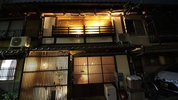 施設の正面 (日没後) / 5