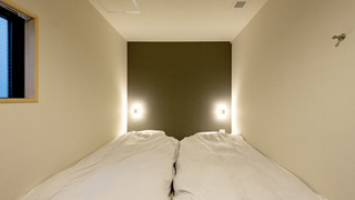 スタンダード ツインルーム シングルベッド 2 台 共用バスルーム