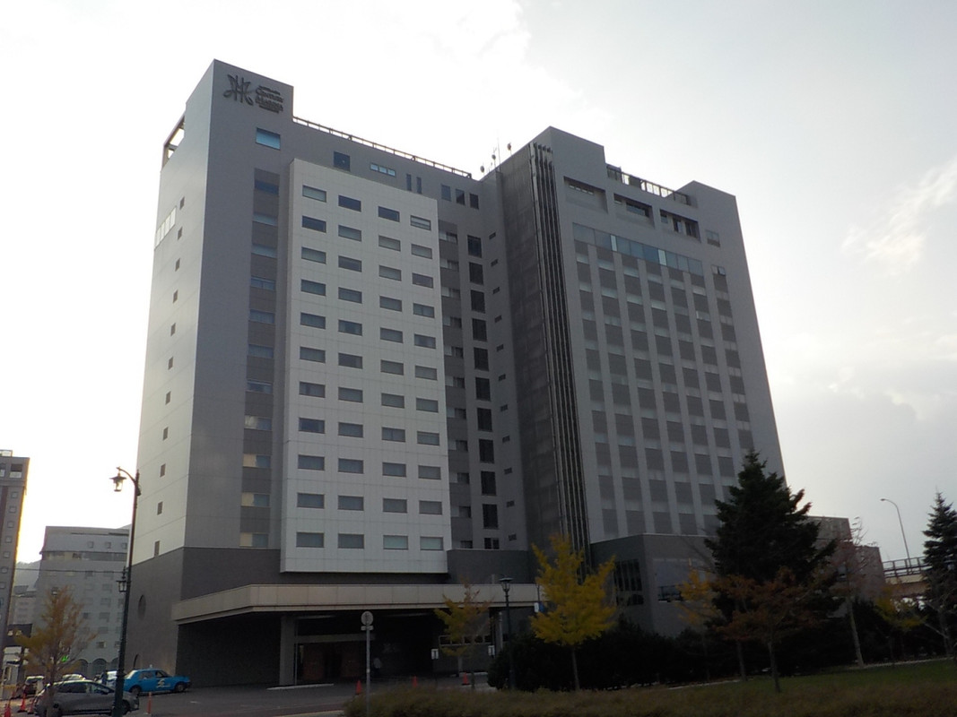 有名な朝市を通り過ぎるとセンチュリーマリーナ函館です。